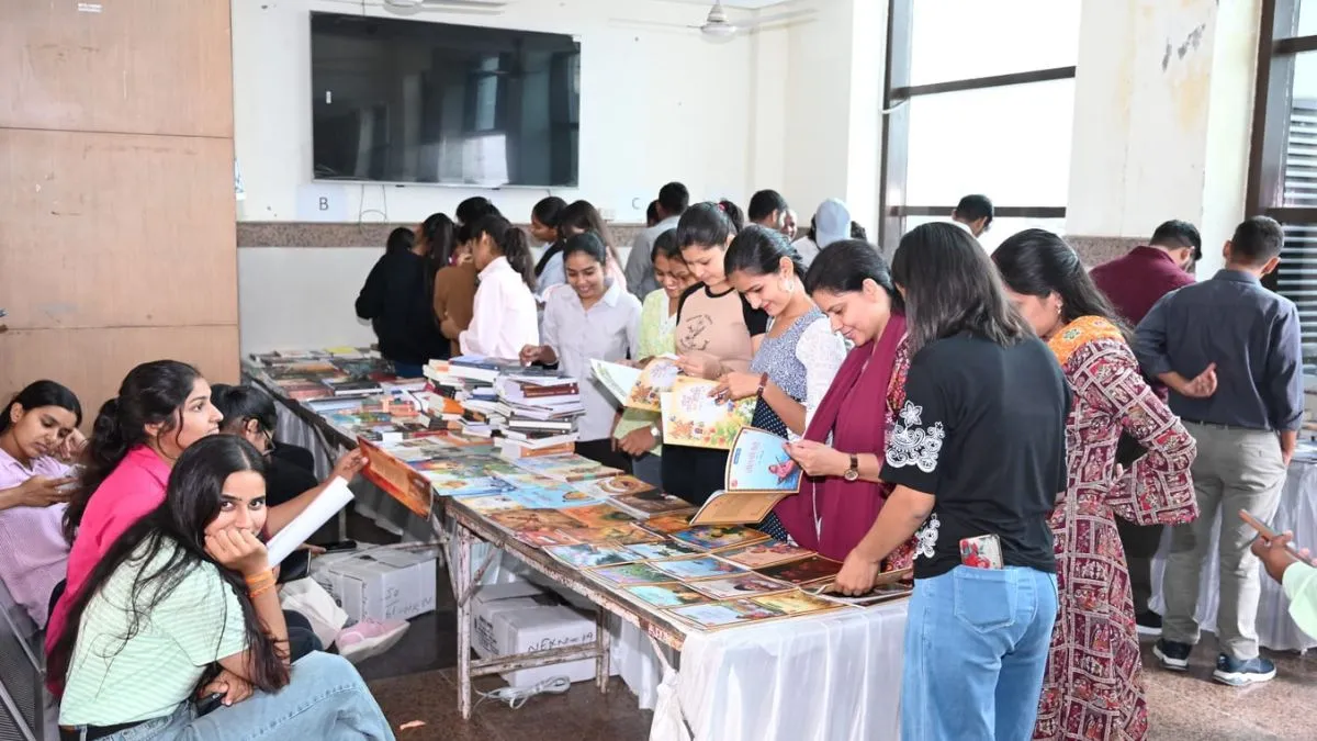 Mahendragarh :  हरियाणा केंद्रीय विश्वविद्यालय में राष्ट्रीय पुस्तक न्यास की दो दिवसीय हिंदी पुस्तक प्रदर्शनी का भव्य शुभारंभ