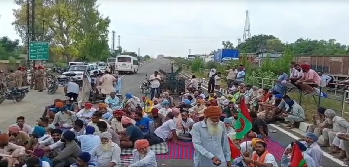 Moga Farmers Protest : मोगा में बिजली कटौती पर भड़के किसान, लुधियाना-फिरोजपुर हाईवे 4 घंटे रहा पूरी तरह जाम