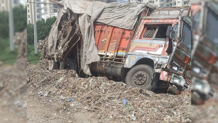 Mohali Truck Accident: मोहाली में बड़ा हादसा टला, पत्थरों से लदे ट्रक ने 4 वाहनों को रौंदा, सड़क किनारे पलटा