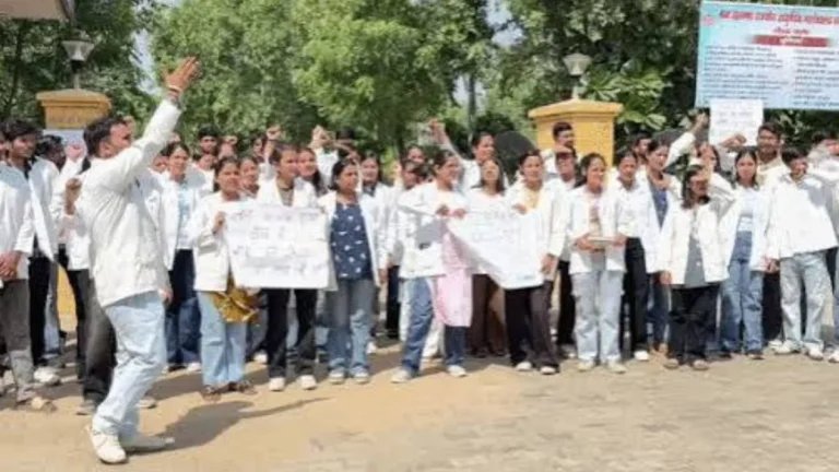 Narnaul : नारनौल के बाबा खेतानाथ आयुष कॉलेज के छात्रों ने स्टाइपेंड के लिए किया प्रदर्शन