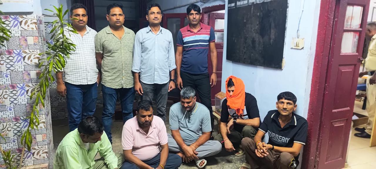 Narnaul: अटेली में ताश के पत्तों पर पैसे लगाकर जुआ खेलते 5 गिरफ्तार, 5.02 लाख रुपये व 52 ताश के पत्ते बरामद