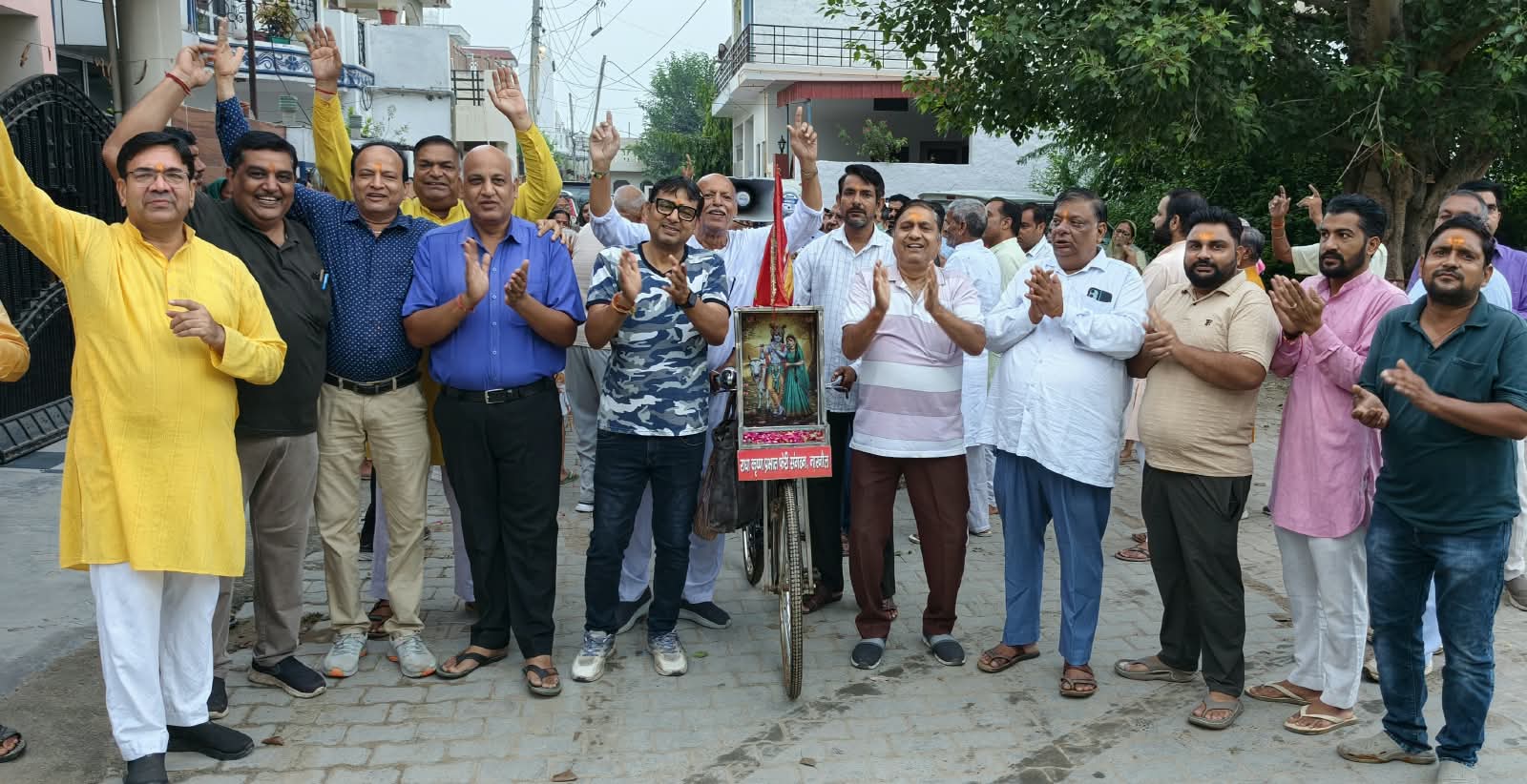 Narnaul: श्रद्धालुओं ने प्रभात फेरी में राधे-राधे नाम का किया संकीर्तन