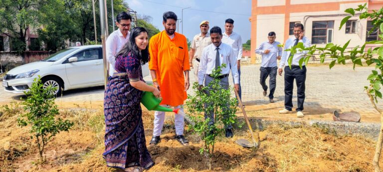 Narnaul: डीसी ने किया ईवीएम वेयरहाउस का निरीक्षण, पौधारोपण कर दिया पर्यावरण संरक्षण का संदेश