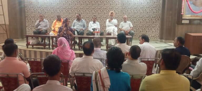 Narnaul: काले कानूनों की लड़ाई हमें चाहे सरकार से लड़नी पड़े, पीछे नही हटेगे