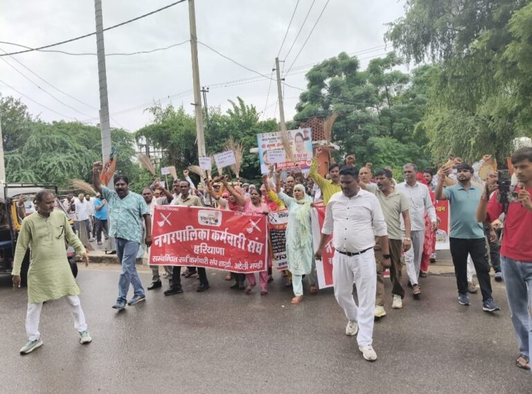Narnaul: मांगों को लेकर सफाई कर्मचारियों का पैदल मार्च, स्वास्थ्य मंत्री कार्यालय के बाहर किया प्रदर्शन