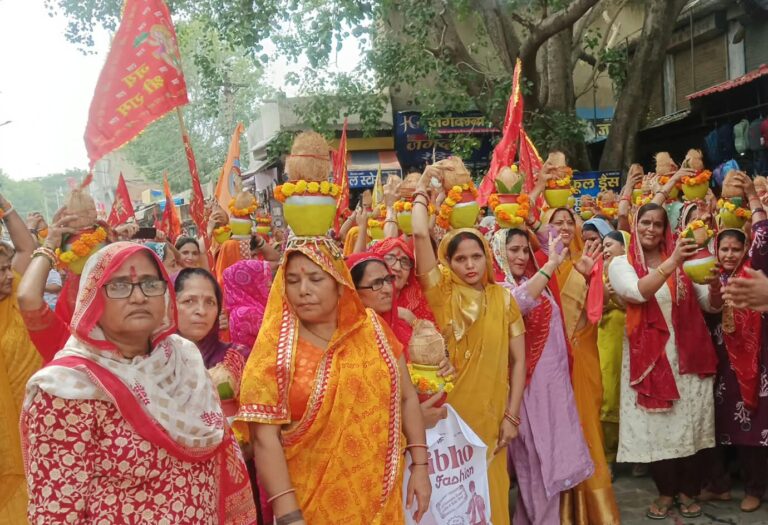 Narnaul/Mahendergarh : कलश यात्रा से हुआ श्रीमद्भागवत सप्ताह ज्ञानोत्सव का शुभारंभ, 500 महिलाएं सिर पर कलश उठाकर हुई यात्रा में शामिल