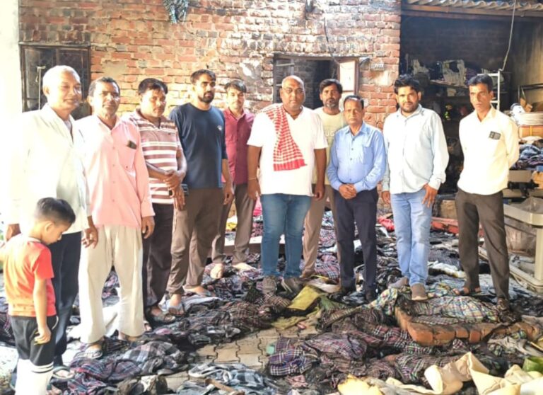 Narnaul: मामराज कॉलोनी में गद्दे के गोदाम में लगी, अखिल भारतीय व्यापार सुरक्षा मंच के पदाधिकारियों ने किया निरीक्षण