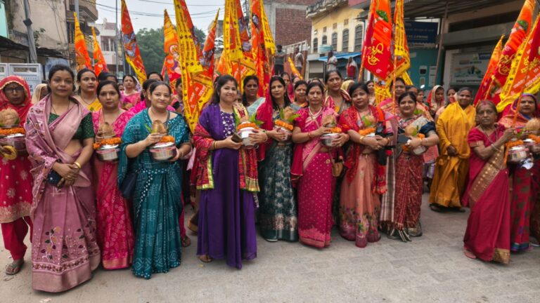 Narnaul: लोहा मंडी हनुमान मंदिर में शिव परिवार व भैरों बाबा की मूर्ति स्थापना पर निकाली शोभायात्रा
