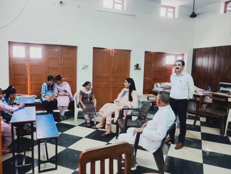 Narnaul: सीजेएम ने दृष्टिहीन कन्या विद्यालय  की छात्राओं को पोक्सो एक्ट और कानूनी अधिकारों के प्रति किया जागरूक