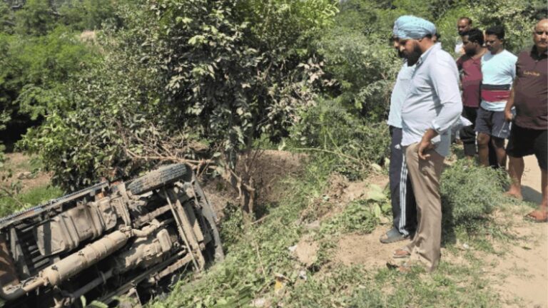 पंचकूला में बड़ा हादसा टला: बाइक को बचाते समय सड़क किनारे पलटा ट्रक, बाल-बाल बचा ड्राइवर