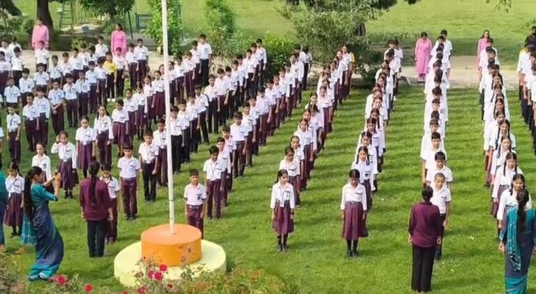 Pathankot के Vaishnavi Public School में वंदे मातरम की 150वीं वर्षगांठ का भव्य जश्न, गूंजे भारत माता के जयकारे