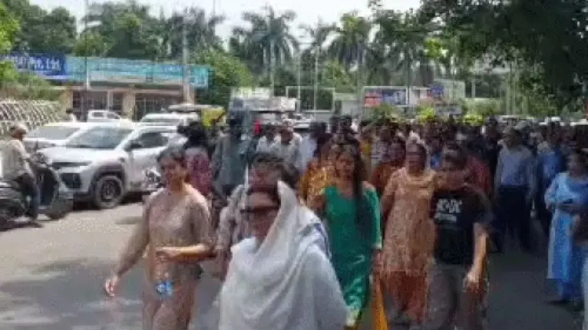 Rohtak News: रोहतक में सड़कों पर उतरे बैंक कर्मचारी, 5-Day वर्किंग पर PMO को घेरा, अनिश्चितकालीन हड़ताल की चेतावनी