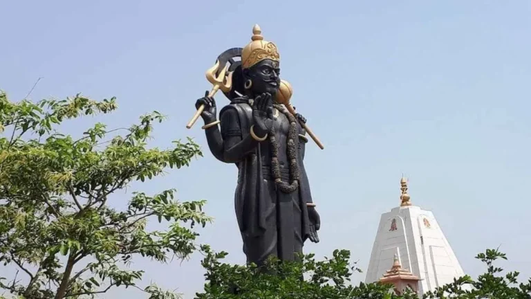 Shani Sadesati Astrology: शनि की साढ़ेसाती से न हों परेशान! जानिए कर्मफल दाता को प्रसन्न करने के 4 आसान और अचूक उपाय