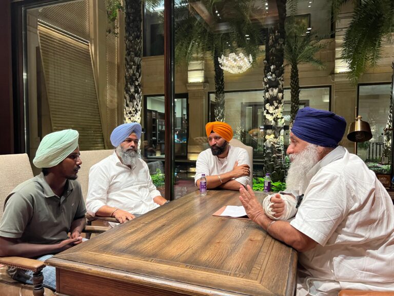 Sukhbir badal Gulzar Singh के बेटे से मिले , जबरन अंतिम संस्कार के आरोपों पर आप सरकार को घेरा