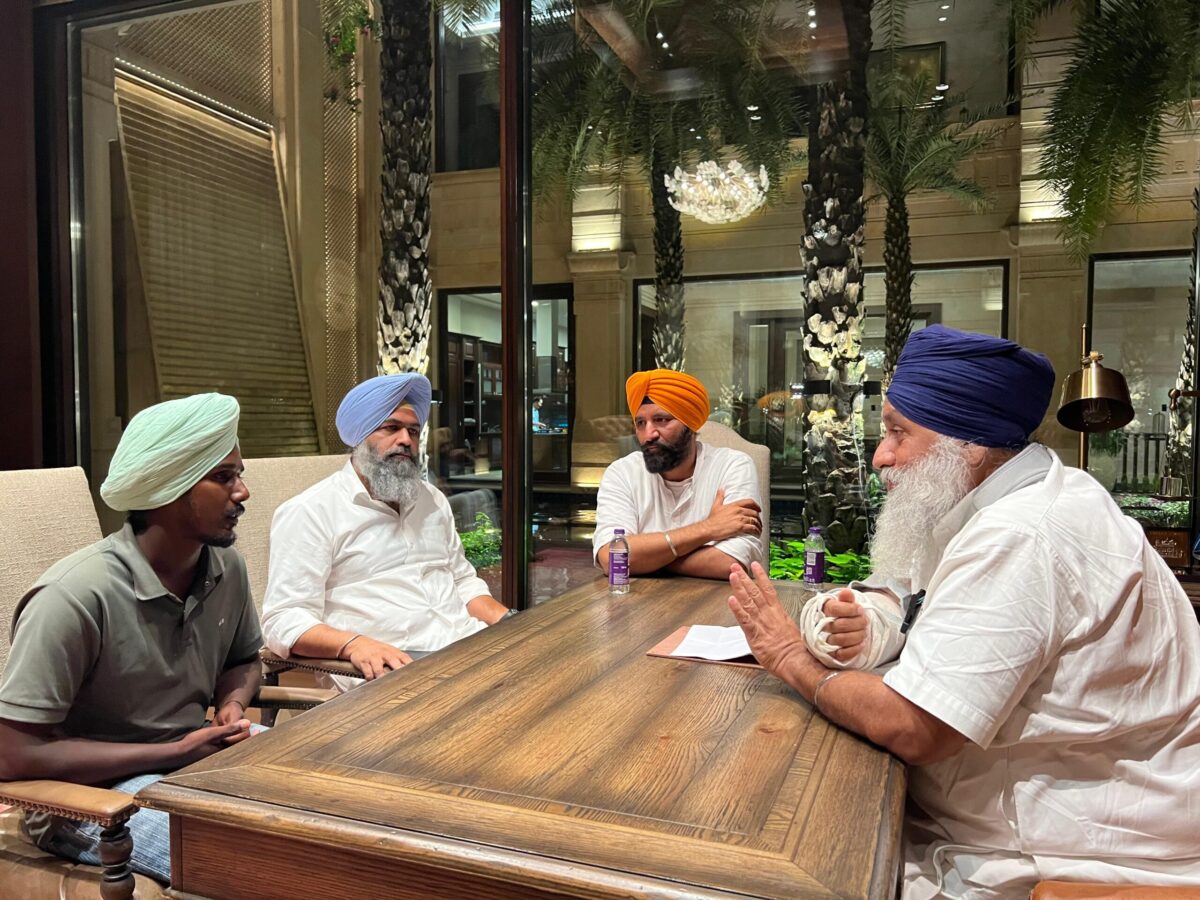 Sukhbir badal Gulzar Singh के बेटे से मिले , जबरन अंतिम संस्कार के आरोपों पर आप सरकार को घेरा