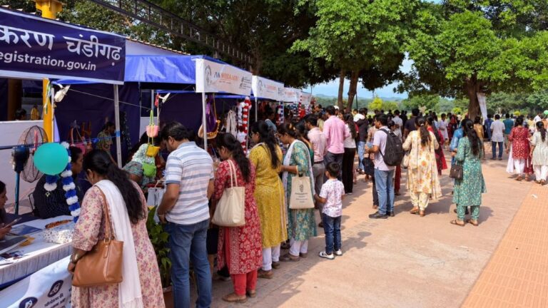 सुखना लेक पर सजा हुनर का बाजार: अब बिचौलियों के बिना पर्यटकों को सीधे अपने हाथों से बनाए उत्पाद बेच रहे कारीगर