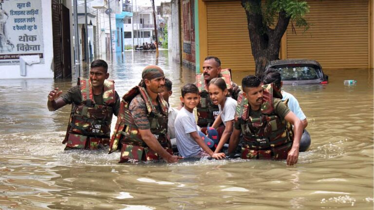Uttar Pradesh Flood:17 हजार से अधिक लोगों को सुरक्षित स्थानों पर पहुंचाया गया, 26 जिले प्रभावित
