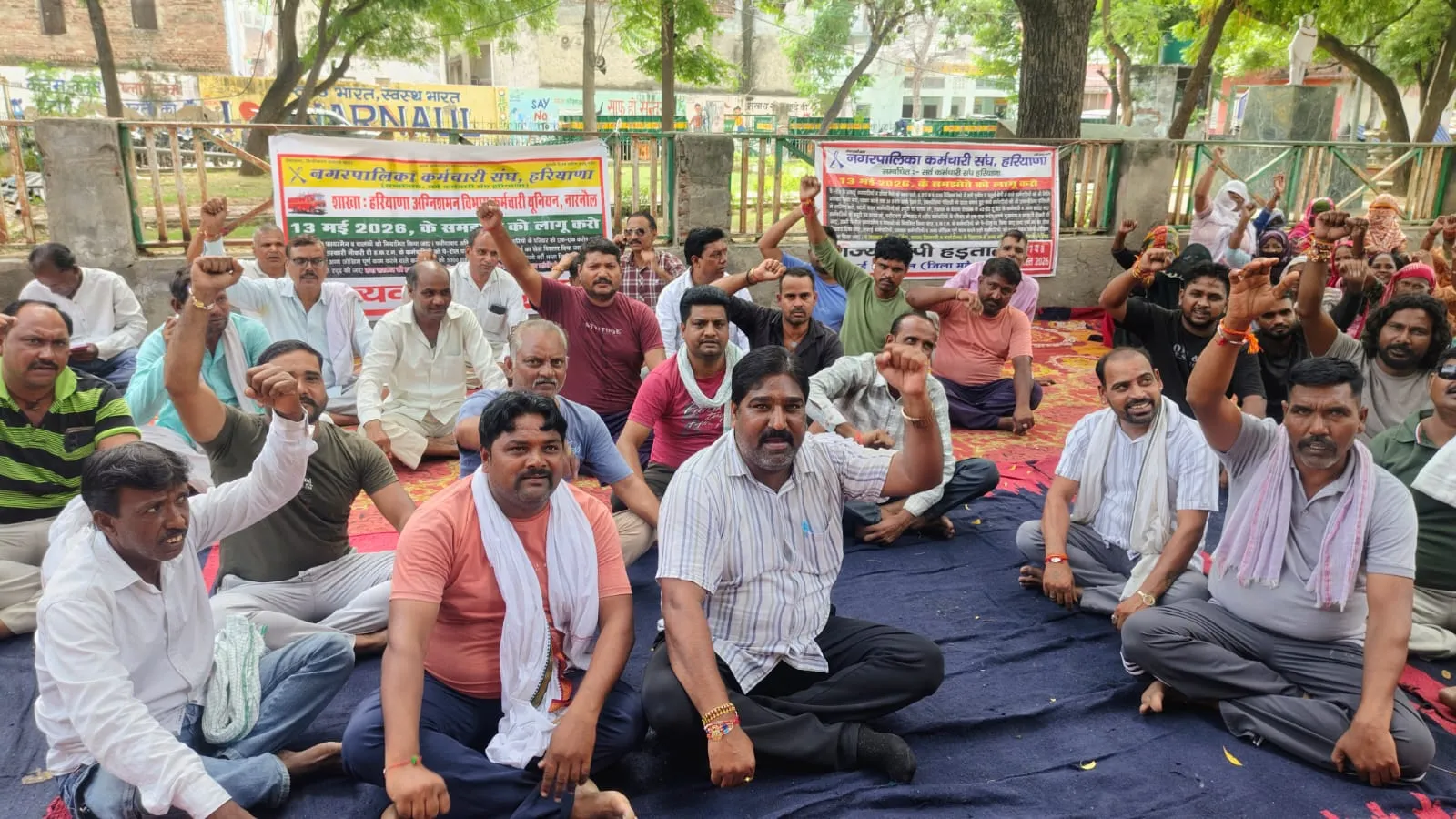 Narnaul : सफाई कर्मचारियों की 28वें दिन भी हड़ताल जारी, शहर में जगह – जगह लगे कूड़ें के ढेर