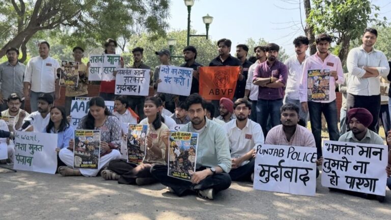 पंजाब में नशे के कारोबार पर भड़की एबीवीपी, डीजीपी कार्यालय के बाहर प्रदर्शन