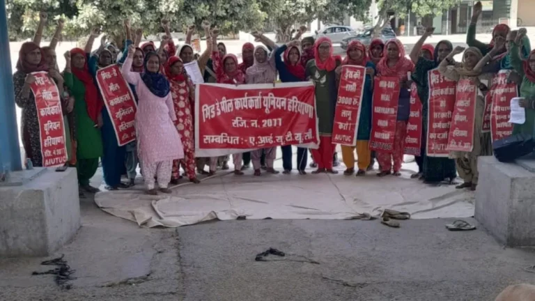 Ateli Mandi : अनाज मंडी अटेली में मिड-डे मील यूनियन की अहम बैठक, 26 अक्टूबर को रोहतक महापंचायत में जुटने का किया आह्वान