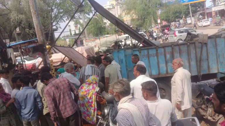 Ateli Mandi City News: कनीना चौक को वर्षों पुराने अतिक्रमण से मिली मुक्ति, नगर पालिका सचिव प्रशांत पाराशर के नेतृत्व में चली जेसीबी, अवैध कब्जे हटाकर मार्ग कराया गया सुगम