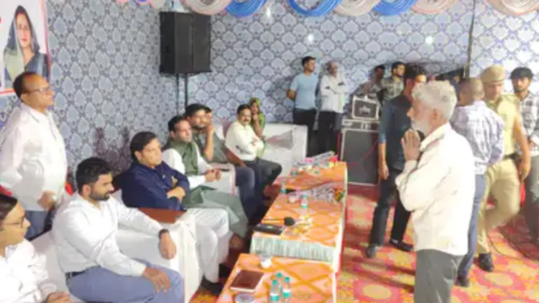 Ateli Mandi News: फतेहपुर गांव में रात्रि ठहराव कार्यक्रम, एडीसी और डीएसपी ने सुनी ग्रामीणों की समस्याएं, मौके पर बांटे पेंशन पत्र