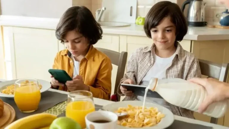Ayurvedic Eating Rules: Mobile देखते हुए खाते हैं खाना? आयुर्वेद के इन नियमों को नजरअंदाज करना पड़ सकता है भारी