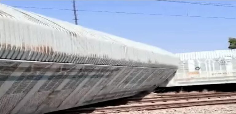 Bathinda Goods Train Derail : बठिंडा के रामपुरा फूल रेलवे स्टेशन पर पटरी से उतरे मालगाड़ी के 3 डिब्बे
