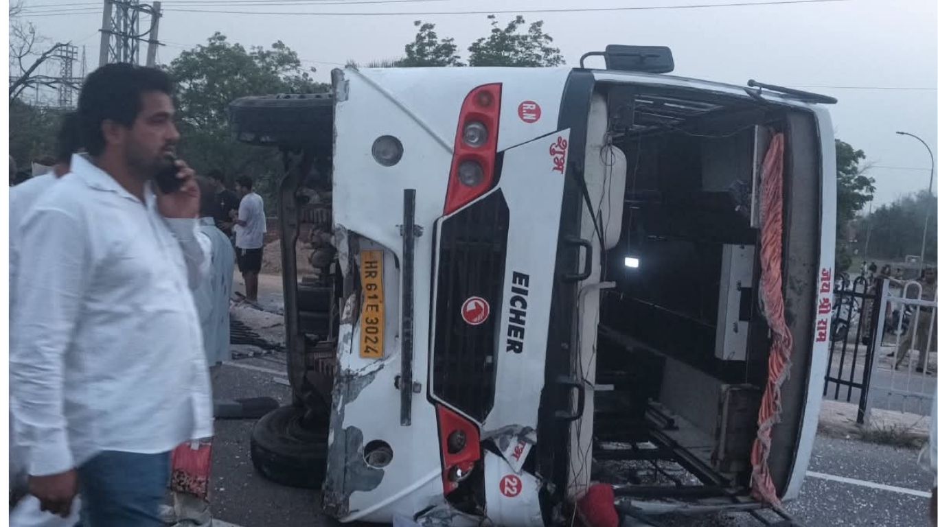 Bhiwani Bus Accident News: भिवानी में दर्दनाक हादसा, बस रोकने को कहा तो ड्राइवर ने बढ़ाई स्पीड, प्रेम नगर के पास पलटी बस, दो की मौत