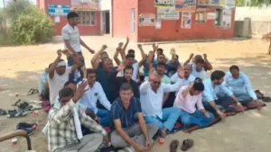 Bhiwani News: लोहारू में बिजली कर्मचारियों का फूटा गुस्सा, निजीकरण के विरोध में बोर्ड परिसर में दिया जोरदार धरना