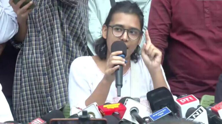 CJP-AISA की प्रेस कॉन्फ्रेंस में हंगामा, नेहा बोरा के बोलते ही लगे ‘बंद करो’ के नारे