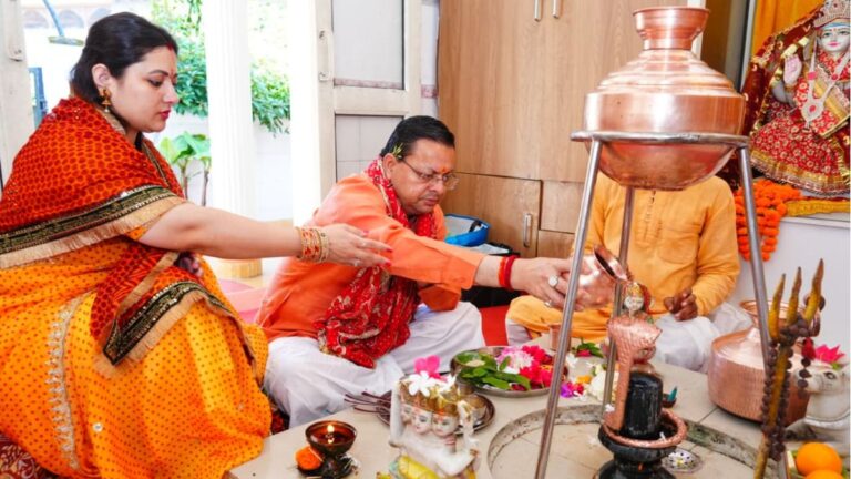 महानवमी पर CM धामी ने किया हवन-कन्या पूजन, नौ कन्याओं का आशीर्वाद लेकर मांगी प्रदेश की खुशहाली