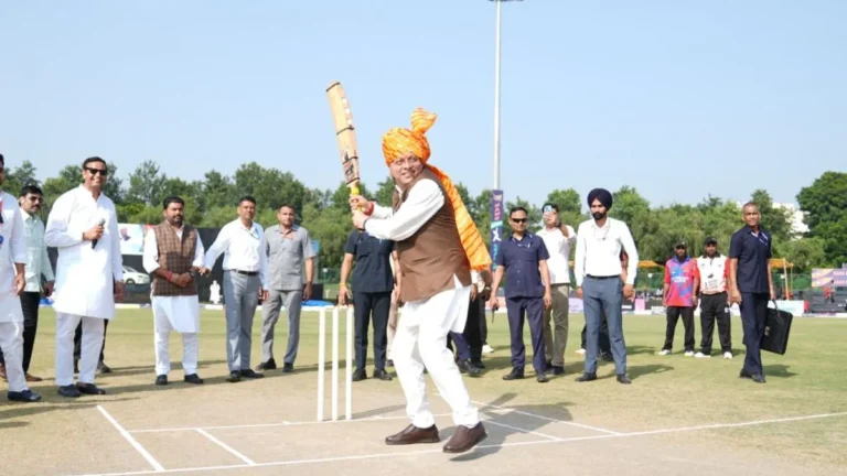 CM Dhami Panchkula: पंचकूला में सीएम धामी ने खेला क्रिकेट, ‘नमो क्रिकेट लीग’ में बल्ले पर आजमाया हाथ, युवाओं को दिलाई नशामुक्ति की शपथ