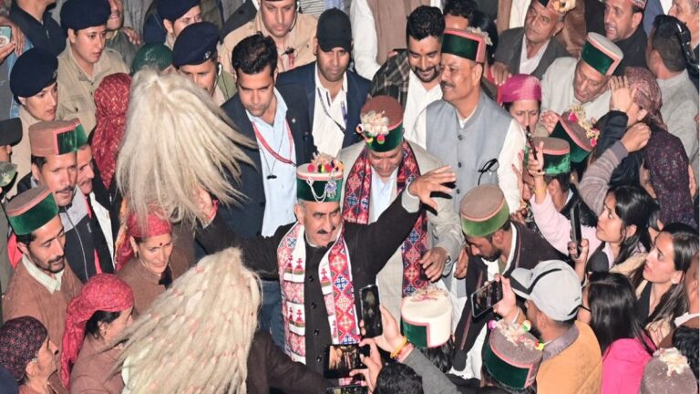 काशापाट पहुंचे CM सुक्खू, ग्रामीणों संग नाटी डाली; सड़क से स्कूल तक के लिए कई घोषणाएं