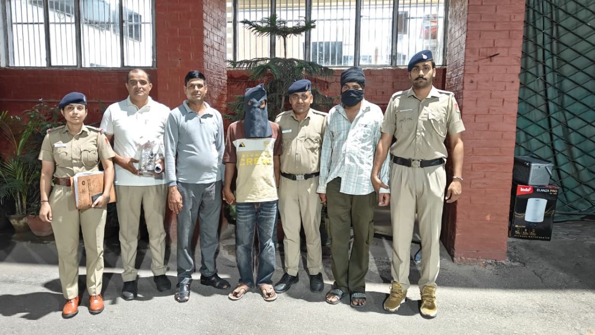 Chandigarh Crime News बिल्डर से 10 करोड़ की रंगदारी, गोली मारने की थी साजिश; दो गिरफ्तार; खेत और तालाब से जुटाए सबूत