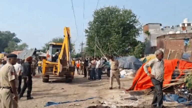 चंडीगढ़ में झुग्गियों पर डिमोलिशन ड्राइव, विरोध के बीच प्रशासन ने हटाए 50 अवैध निर्माण