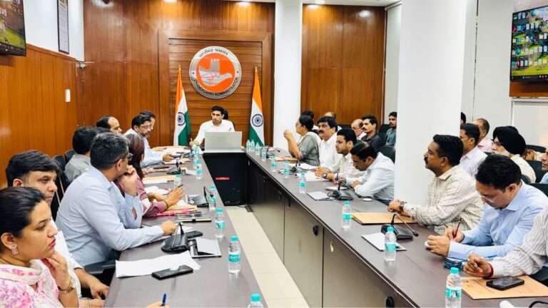 Chandigarh News: एस्टेट ऑफिस में लंबित मामलों पर डीसी का कड़ा रुख, समय पर निपटारे के निर्देश