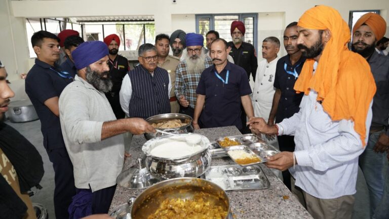 Chandigarh News: प्रशासक ने जीएमसीएच में परखीं लंगर सेवा, ट्रांसपोर्ट नगर में सुरक्षा बढ़ाने को कहा