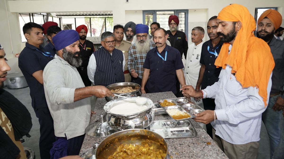 Chandigarh News Chandigarh News: प्रशासक ने जीएमसीएच में परखीं लंगर सेवा, ट्रांसपोर्ट नगर में सुरक्षा बढ़ाने को कहा
