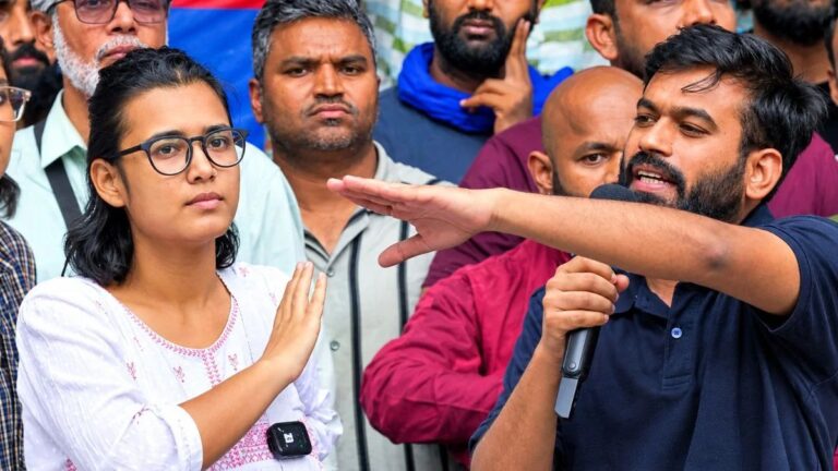 अभिजीत दीपके की गिरफ्तारी के बाद कोर्ट में पेशी; लीगल टीम मंदिर मार्ग थाने पहुंची, नेहा बोरा समेत हिरासत में लिए गए लोग रिहा