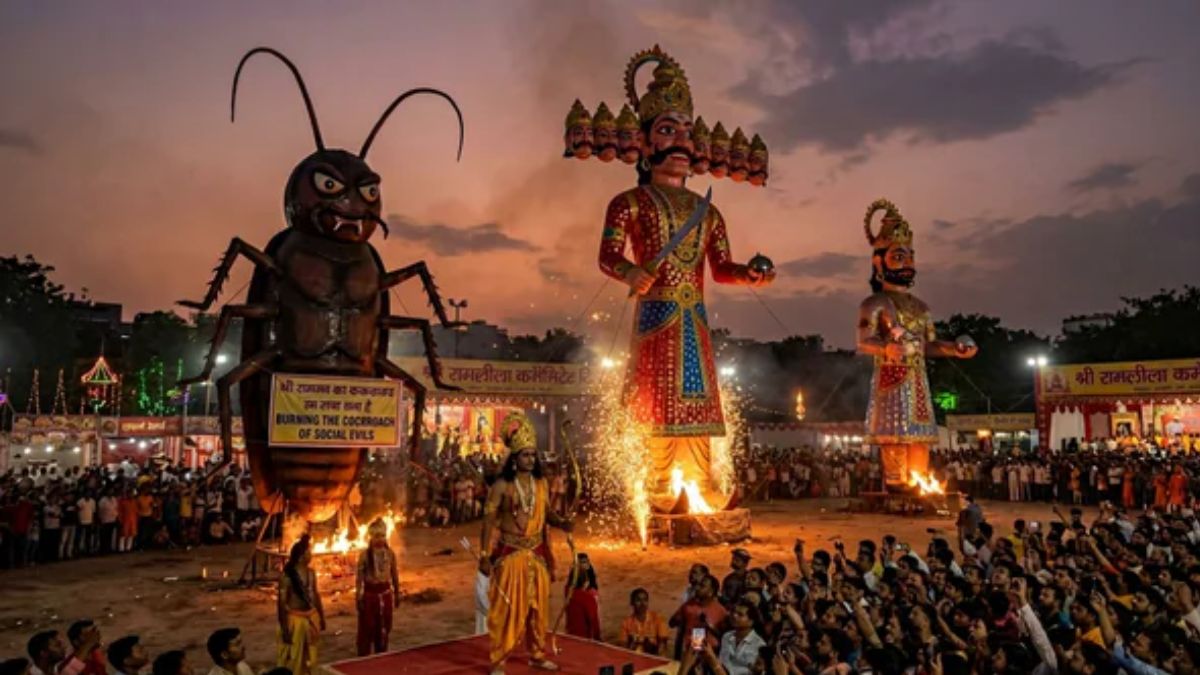 Delhi Ramleela दिल्ली की रामलीला में रावण, कुंभकर्ण और मेघनाद के साथ जलेगा 30 फीट के कॉकरोच का पुतला, स्वच्छता से जुड़ा संदेश