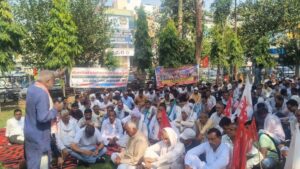 हरियाणा में बिजली कर्मचारियों की हड़ताल जारी, हिसार में 24 घंटे से बिजली गुल; सड़क पर उतरे लोग