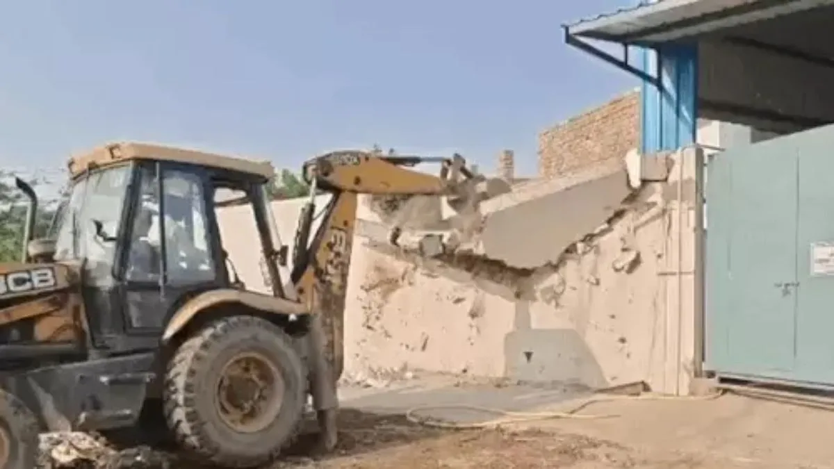 Faridabad News: फरीदाबाद के मुजेरी में गर्जा बुलडोजर, 4 एकड़ में काटी जा रही अवैध कॉलोनी ध्वस्त