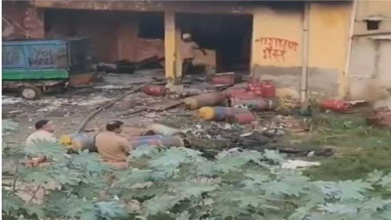 Faridabad gas agency fire: फरीदाबाद में गैस एजेंसी में लगी भीषण आग, एक के बाद एक फटे कई सिलेंडर