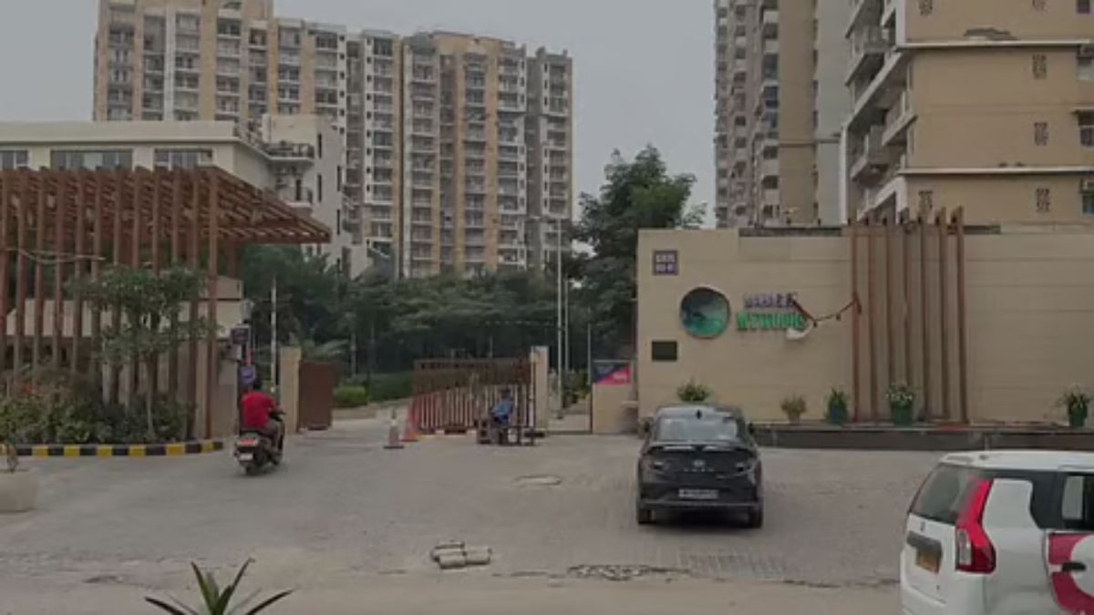 Father Son Death ग्रेटर नोएडा में 23वीं मंजिल से गिरकर पिता-पुत्र की मौत, पूजा के लिए फूल तोड़ने समय बालकनी से पैर फिसला