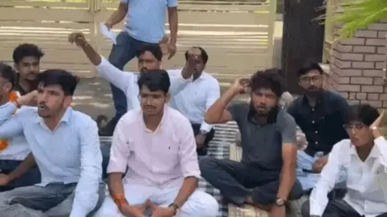 GJU Hisar News: हिसार में रिसर्च स्कॉलर्स का धरना जारी, प्रशासन के साथ पहले दौर की वार्ता रही बेनतीजा