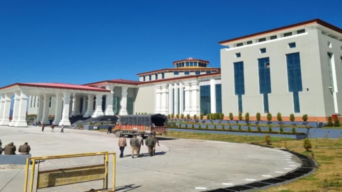 Gairsain Assembly Session उत्तराखंड में गैरसैंण में विधानसभा सत्र के बीच बवाल, कांग्रेस ने बैरिकेडिंग तोड़ी; गोदियाल-माहरा जंगल के रास्ते निकले