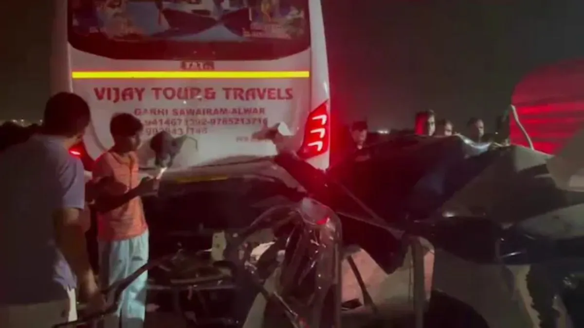 Gurugram Accident: गुरुग्राम एक्सप्रेसवे पर दर्दनाक हादसा, बालाजी से लौट रहे परिवार की कार बस से टकराई, 3 की मौत