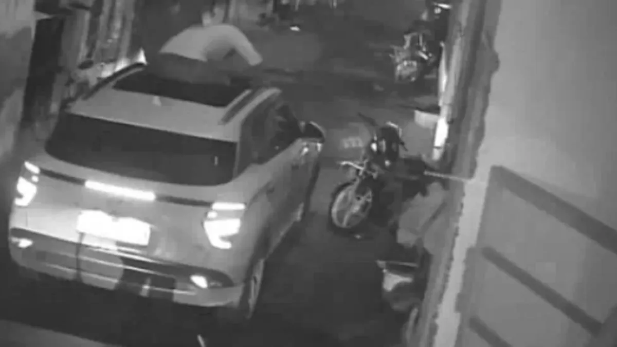 Gurugram Car Stunt: गुरुग्राम में क्रेटा सवार युवकों का खौफनाक हुड़दंग, सनरूफ से बाहर निकलकर मचाया उत्पात, महिला-बच्चों से बदतमीजी