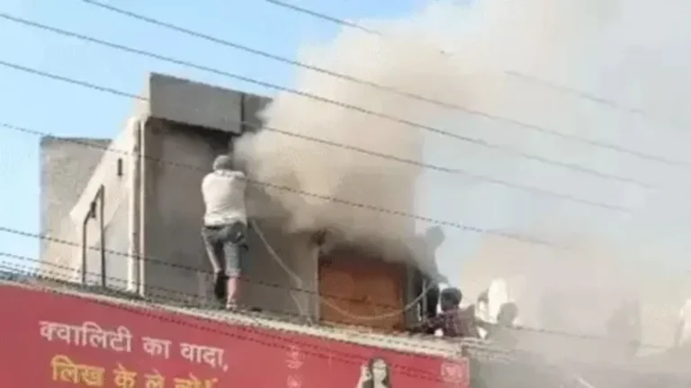 Hansi News: हांसी की लाल सड़क पर किराना स्टोर में लगी आग, दीवार तोड़कर अंदर घुसे फायर कर्मी